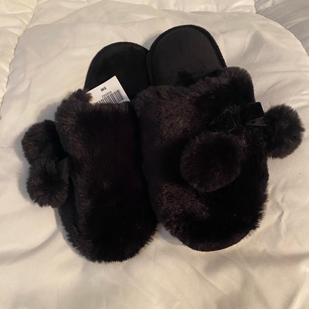 NWT Black Pom Pom Slippers